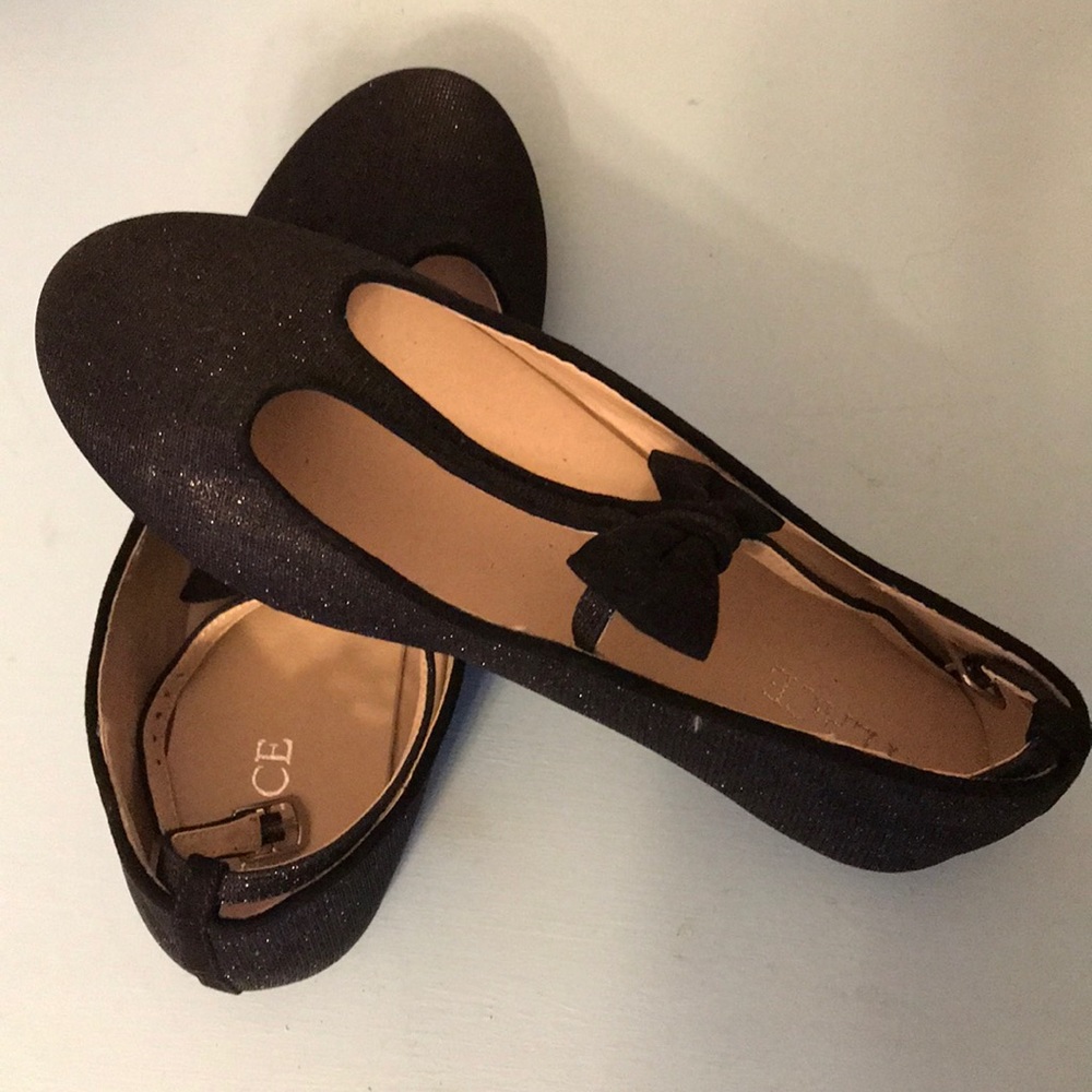 Girls dressy flats black in a size 4